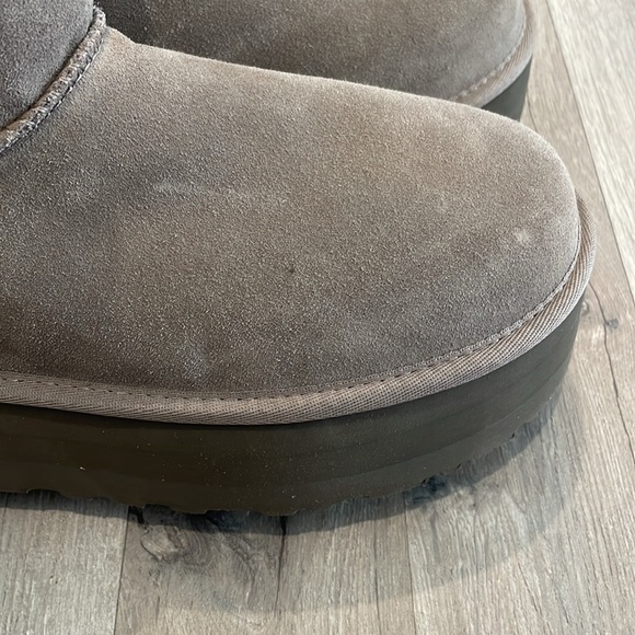 UGG WOMEN'S CLASSIC MINI PLATFORM BOOTS - Picture 10 of 16